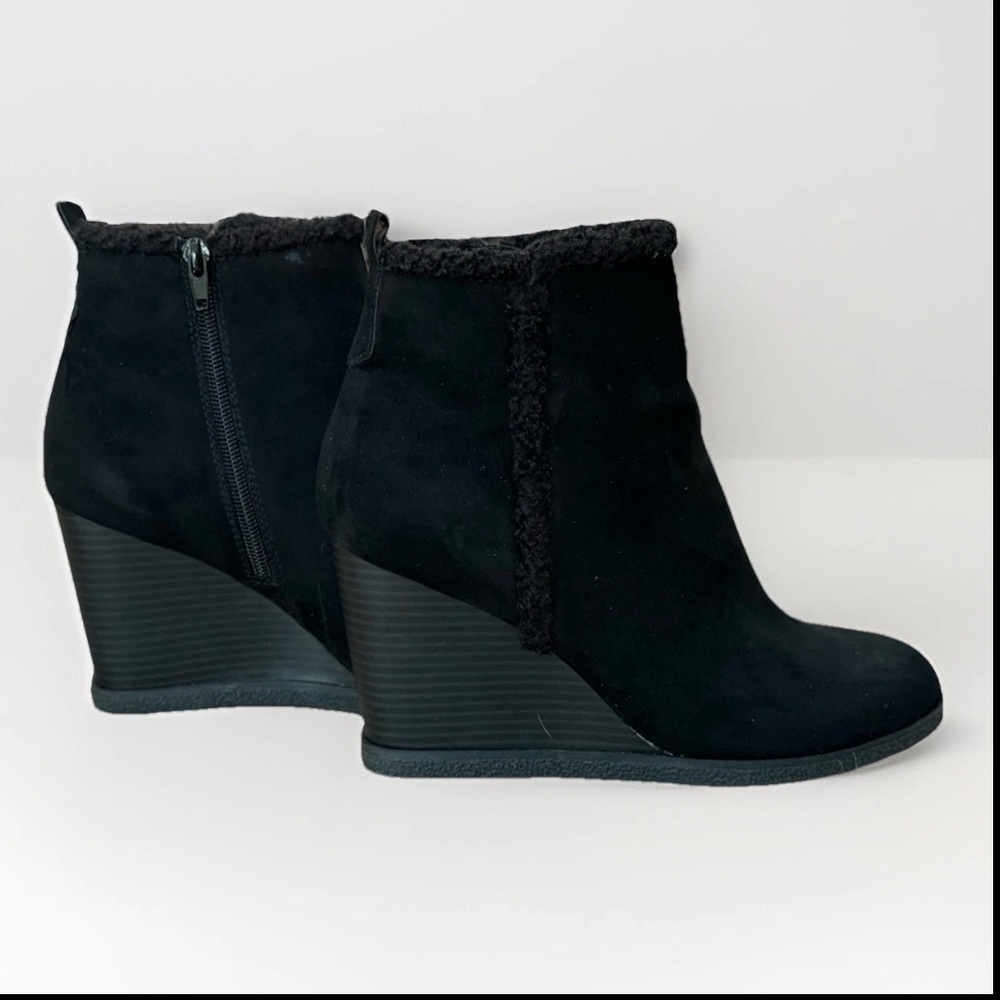 Wonderly Joni Black Faux Suede Wedge Booties 8.5 w/ Box Shearling Trim